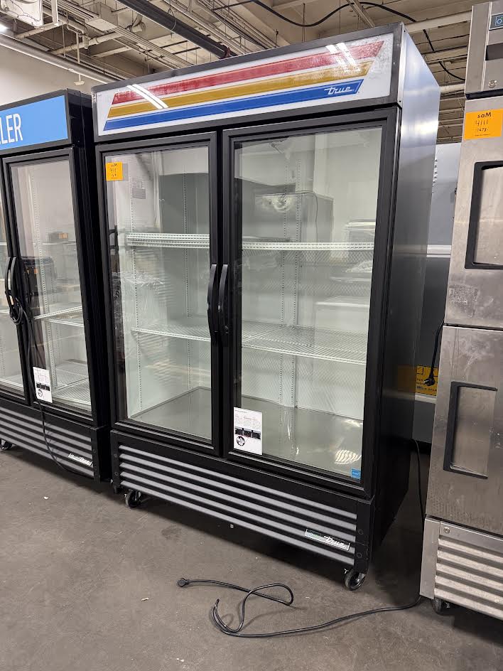 Refrigerated Glass 2-Door Cooler  | TRUE | M# GDM-49-HC-TSL01 | 115 V