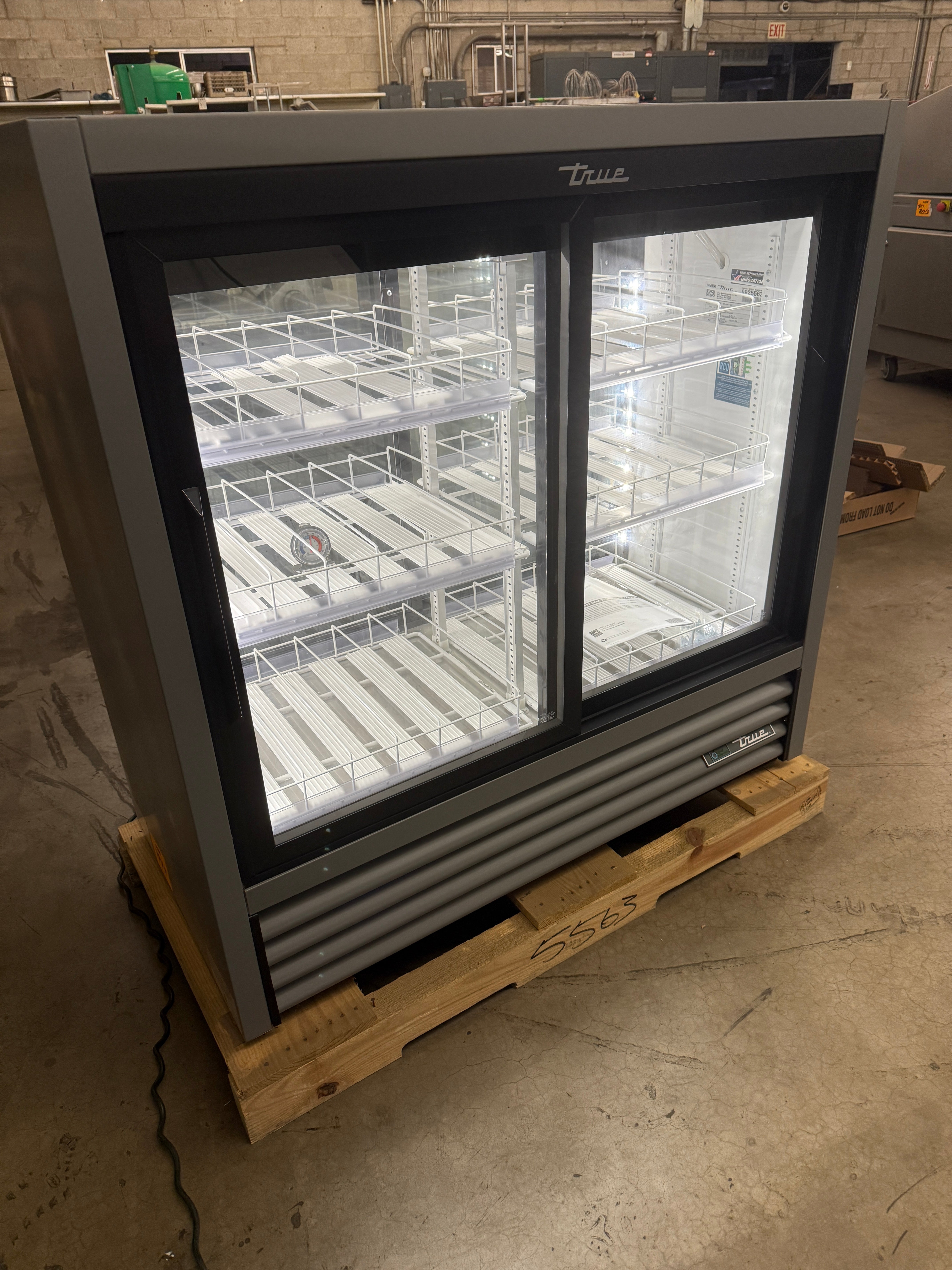 **NEW** Glass Door Merchandiser | True | Model #GDM-41CPT-48-HC-LD | 115 Volt