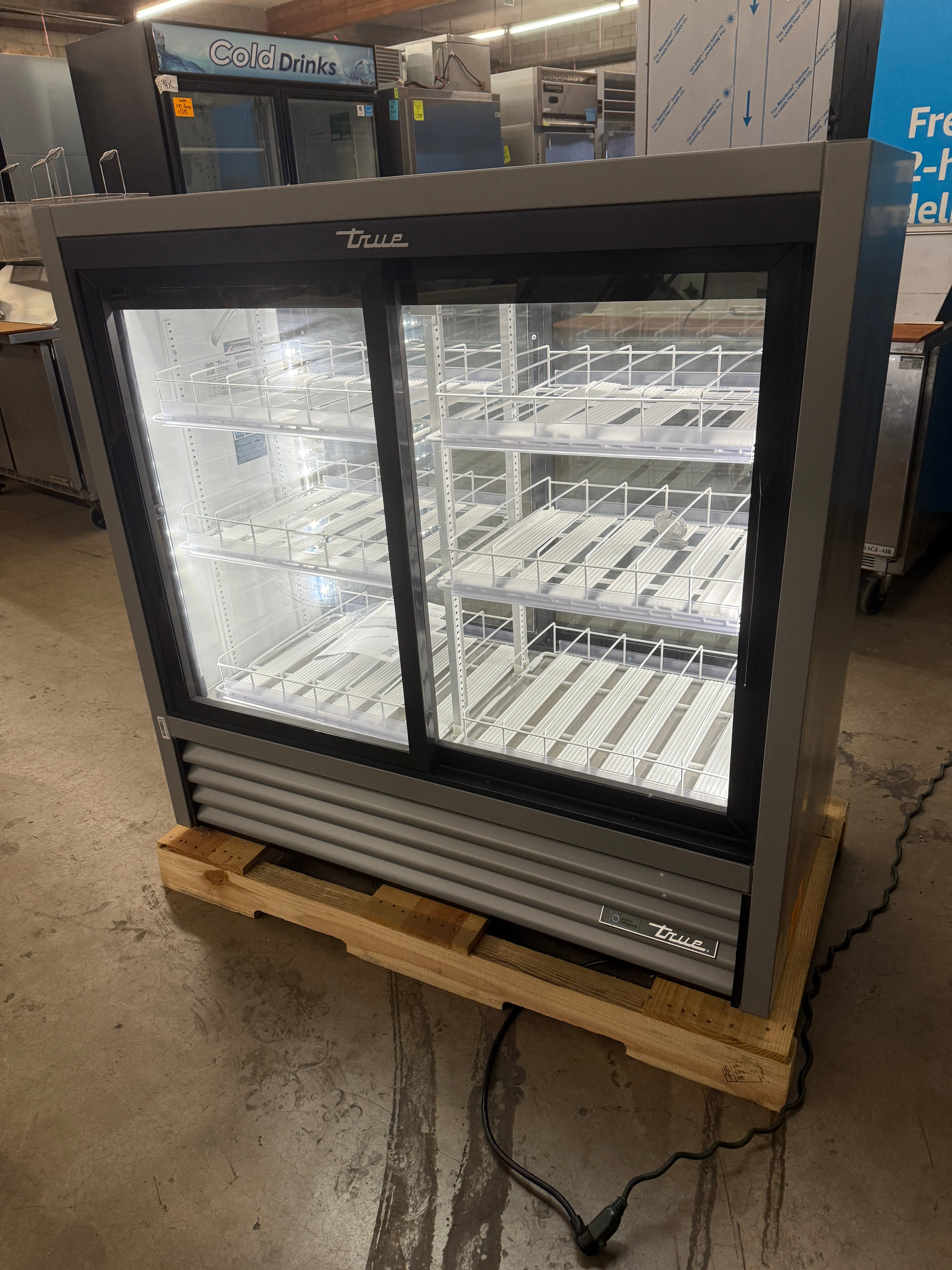 **NEW** Glass Door Merchandiser | True | Model #GDM-41CPT-48-HC-LD | 115 Volt